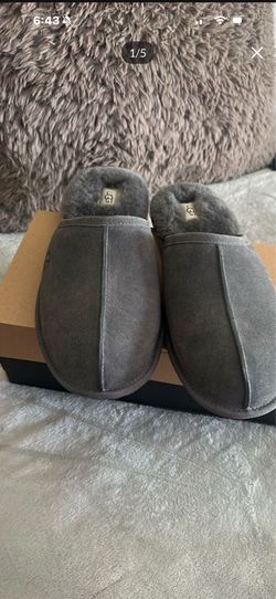 New men’s Ugg suede slippers size13