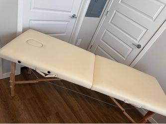 Stretcher for massages, eyebrows and eyelashes