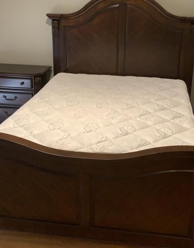 Cama De Pura Madera Y Mesa De Luz,incluyendo Matre Y Colchon,prácticamente Nuevos