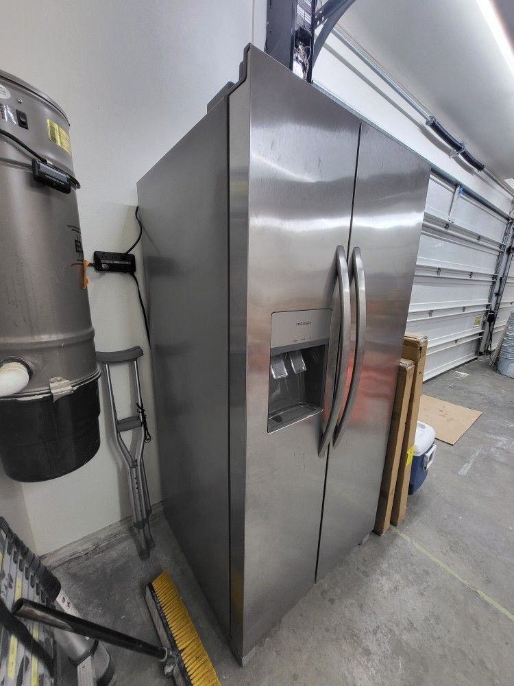 Frigidaire Refrigerator 25?6 Cu Ft Likely New