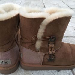 UGG boots Sz 5 Bailey Charm Genuine Sheepskin Lined Boots (Big Kid)