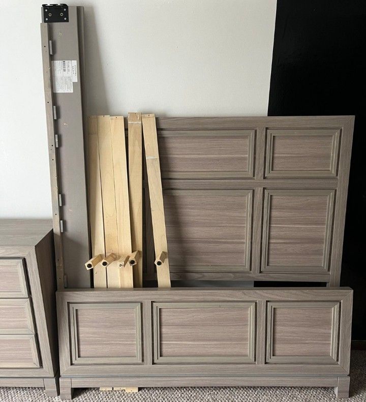 Queen Bedframe Great Condition