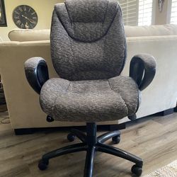 SWIVEL OFFICE DESK CHAIR  $50.00+ Giving A Free Carpet Mat