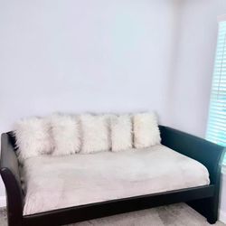 Twin  XL day bed Couch 