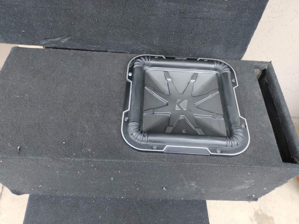 KICKER Q CLASS 12 WITH ITS BOX PORTED BOX GOOD SOUND for Sale in Corona