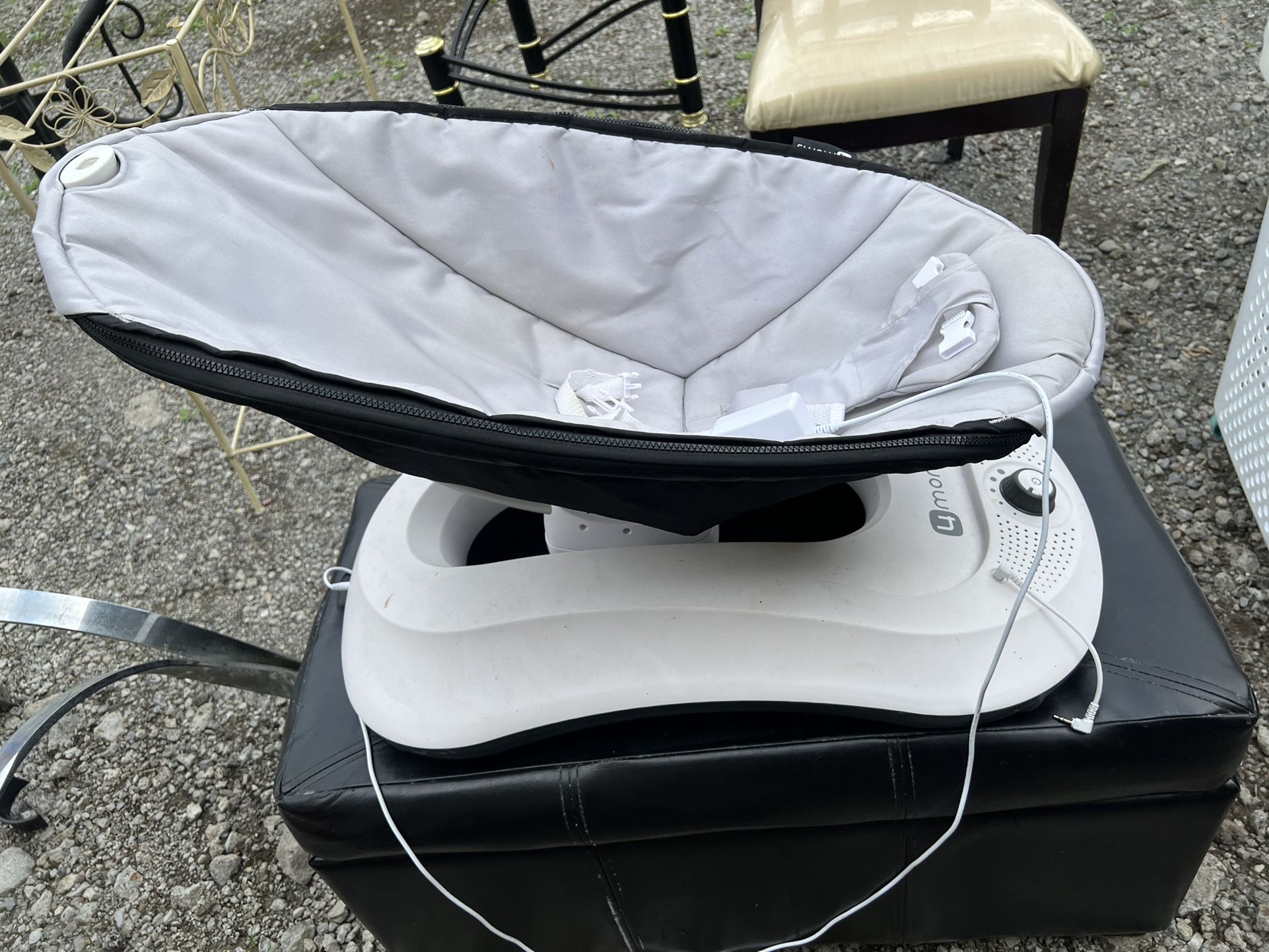 4Moms Mamaroo multi-motion baby seat 