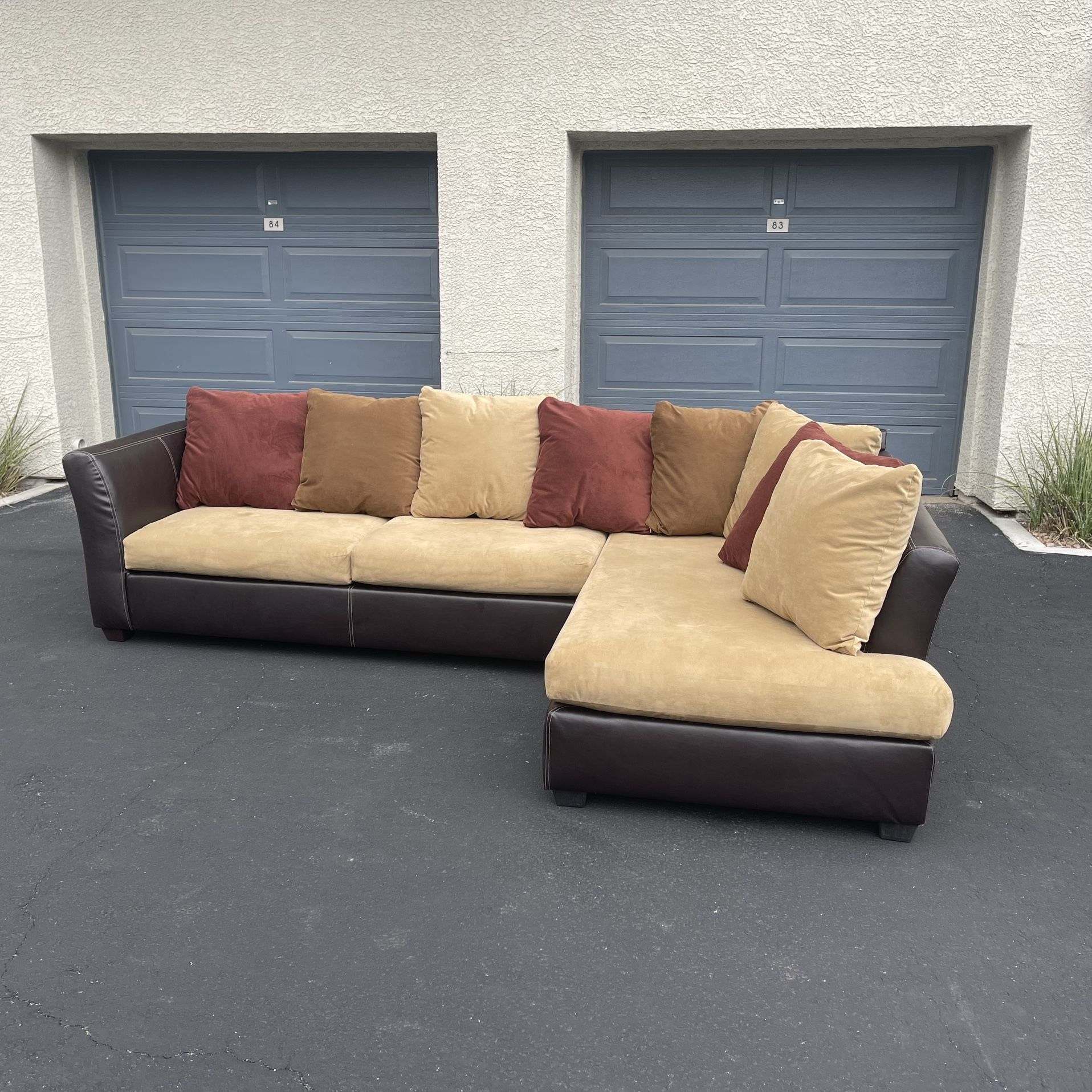 Like New! RC Willey Modern Sectional Couch (Delivery Available)