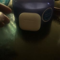 Selling 2 AirPods 