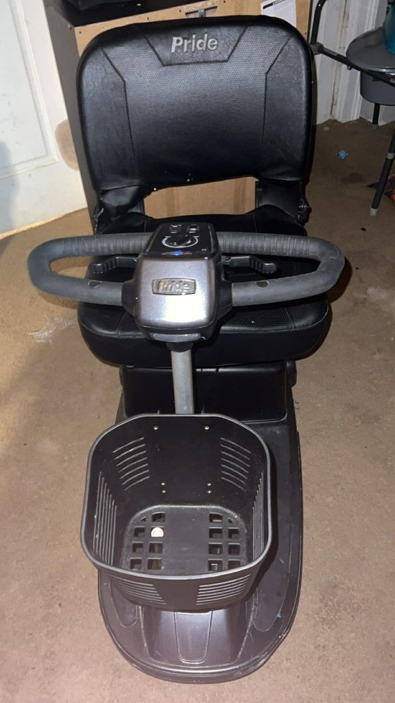 Pride Mobility Scooter - Revo (Excellent Condition w/ Basket!)and Rear Basket