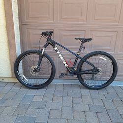 TREK MARLIN  5 MOUNTAIN BIKE 27.5 INCH ( MEDIUM)