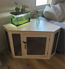 Corner dog kennel