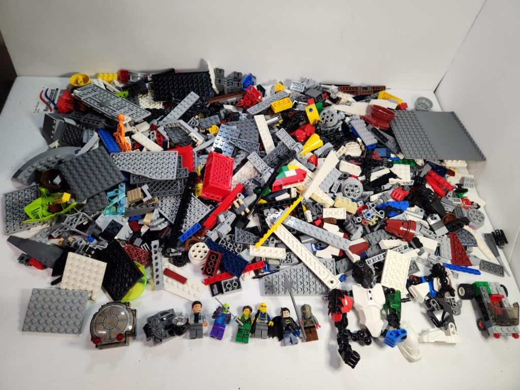 Lot of 4 lbs Pounds of Assorted Lego & some Minifigures Minifigs Bricks Legos