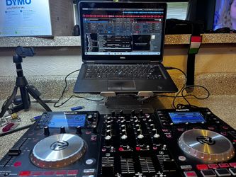 Dj Setup Laptop Controlador Bocinas Y Micrófonos 