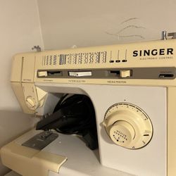 Singer Sewing Machine With Accessory