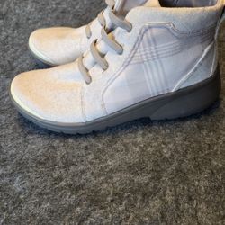 New Boots Bzees 7.5 Womens 