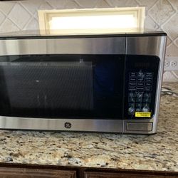 GE - 1.1 Cu. Ft. Mid-Size Microwave - Stainless steel
