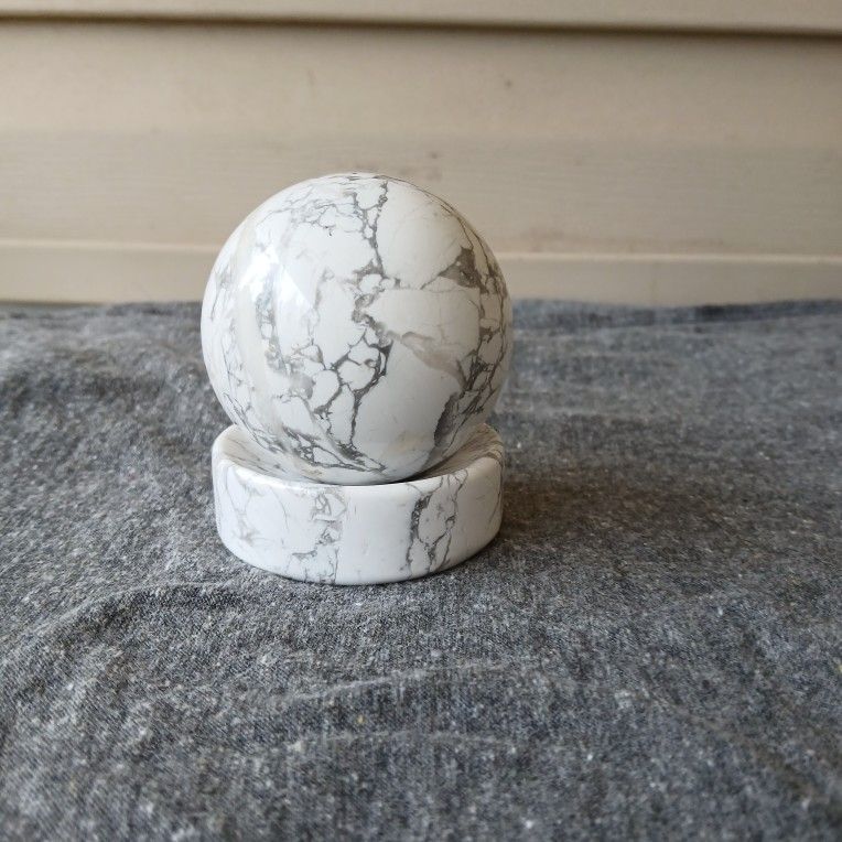 Howlite Sphere & Holder