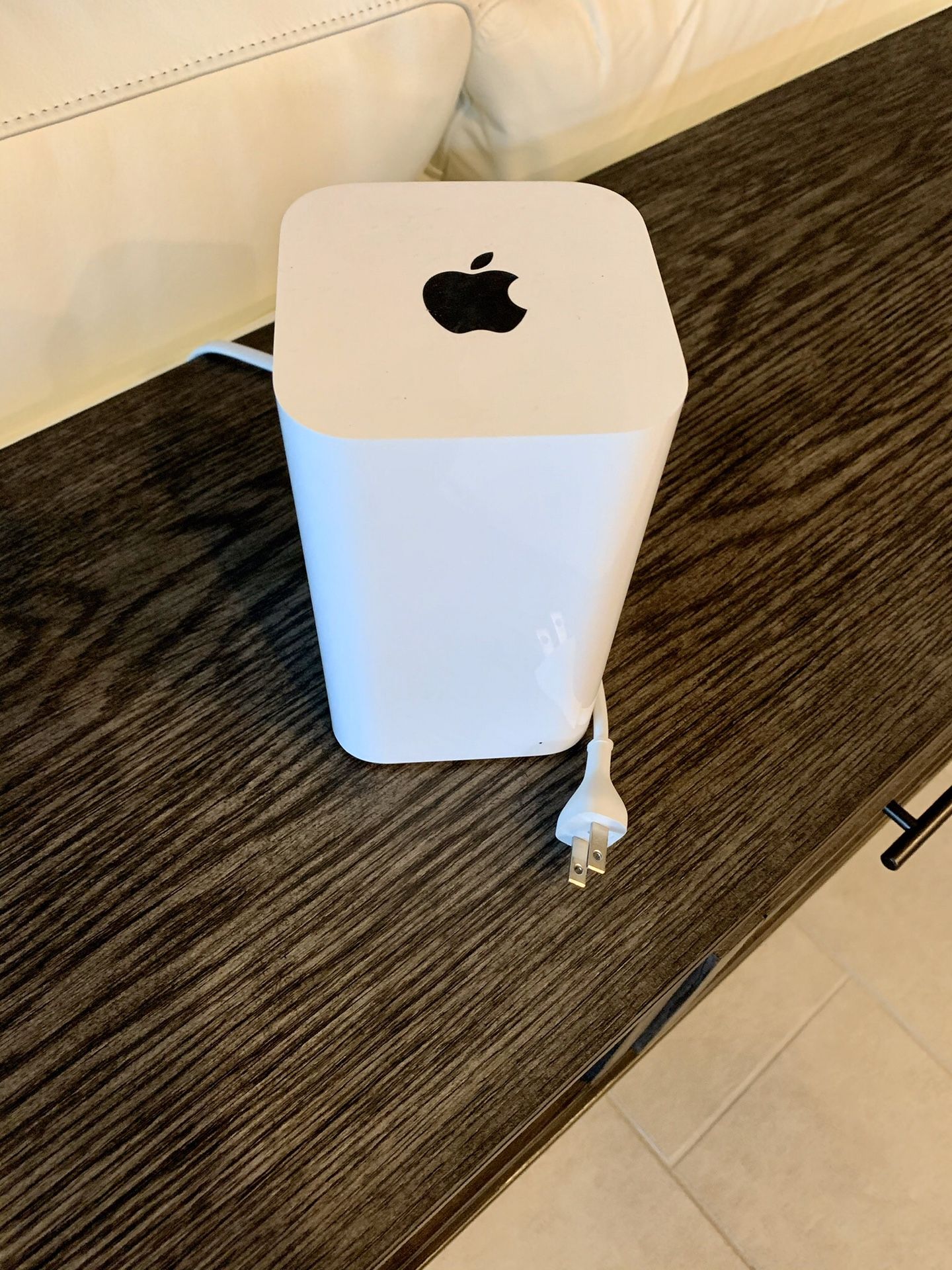 Apple AirPort Extreme internet router