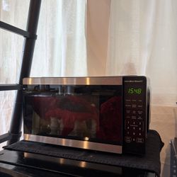 Hamilton Beach 0.9 Cu ft Countertop Microwave Oven, 900 Watts, Stainless Steel