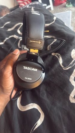 Tascam th 300x
