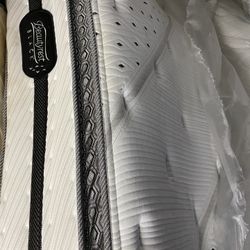 Simmons Beauty Rest Black Model.  Excellent new condition in plastic.