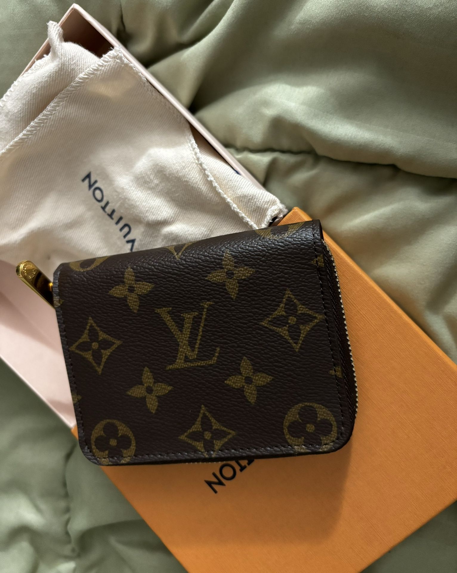 New In box Authentic Louis Vuitton  “Zippy Purse”