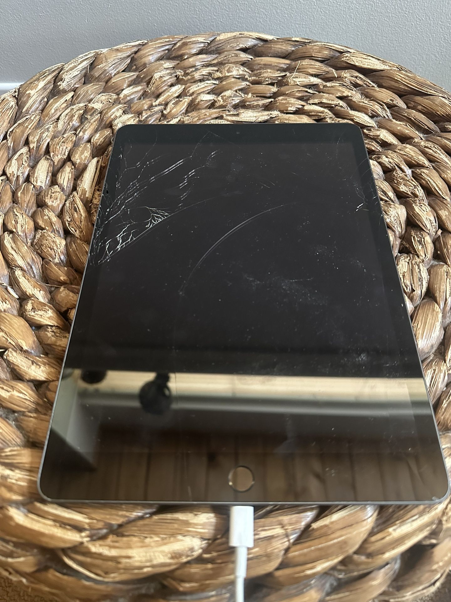 Apple iPad (7th Gen) 32GB Wi-fi Space Gray (cracked Screen)