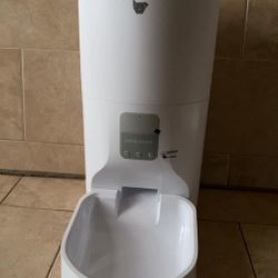 Instachew  Smart Pet Feeder