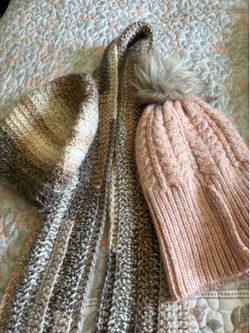Se vende bufanda y dos gorros son para Trabajo de frio son echos a Mano