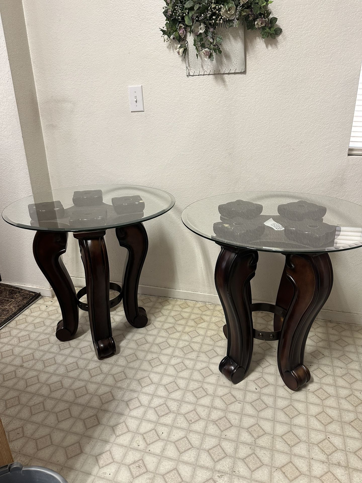 Beautiful Set of 2 End Tables very sturdy