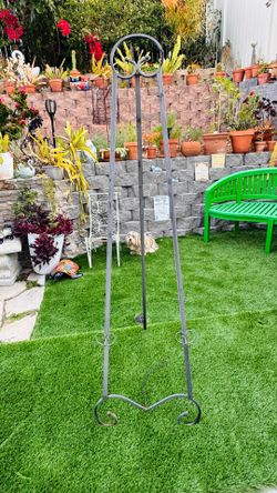 WROUGHT IRON EASEL