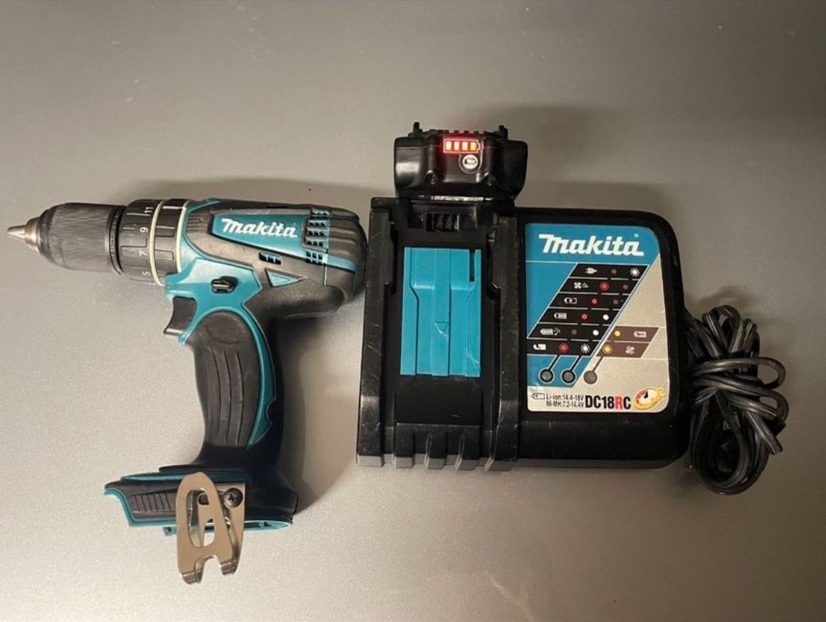 Makita DC18RD Double charger with 18v Battery