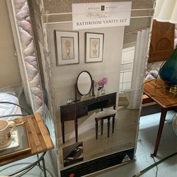 Bathroom vanity set