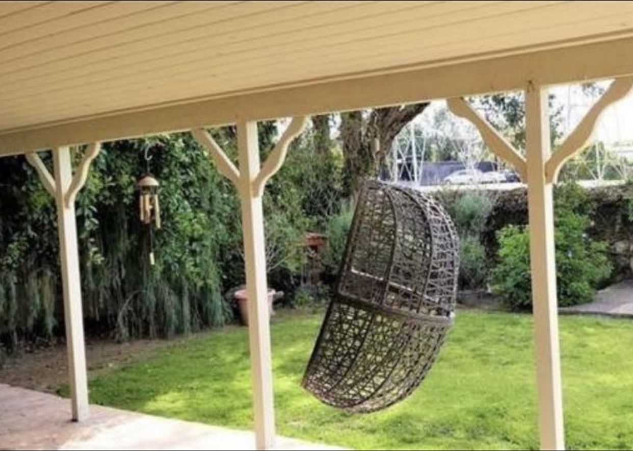 Hanging egg chair