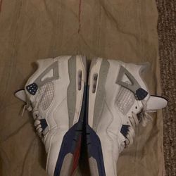 Size 8.5 Jordan retros Midnight Navy’s 