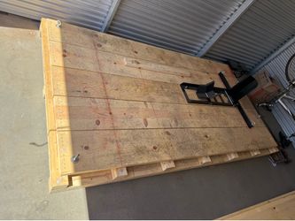 Pallet to stabilize a motorcycle