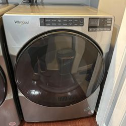 Washing machine and dryer for sale, purchased a year ago, they are practically new. I don't have enough space. The dryer is electric.