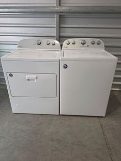 NICE WHIRLPOOL WASHER AND GAS DRYER SET