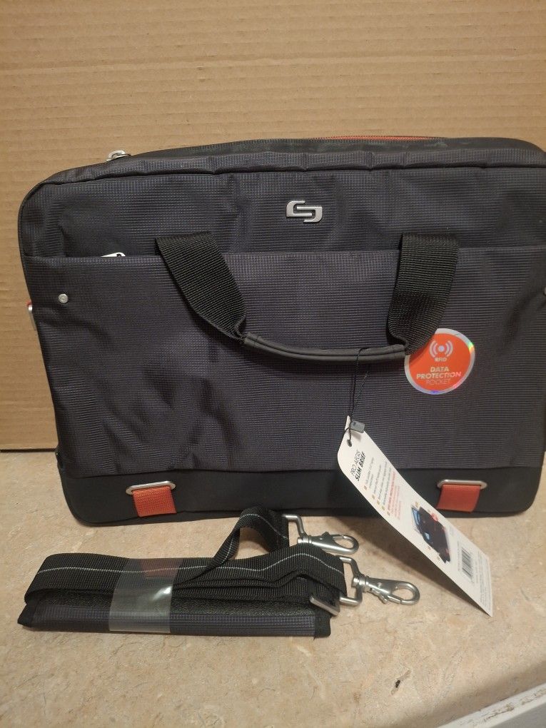 New-15 Inch By 12 Inch Solo New Yorker Case With Strap
