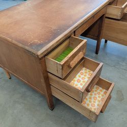 Classic/Antique(?) Desk - Large 6 Drawer