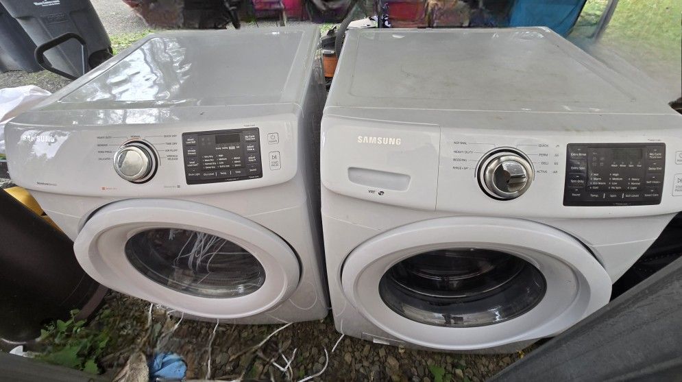 Samsung Washer And Dryer With Blue Pedestals