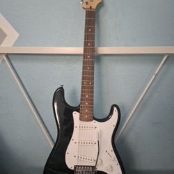 Squier Stratocaster electric guitar FENDER (it has every cord and the amplifier) 