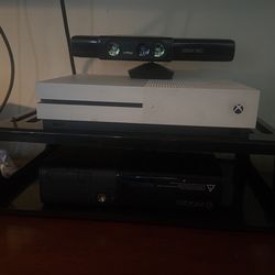 Xbox One And Xbox 360 2 Controllers On Each Consul