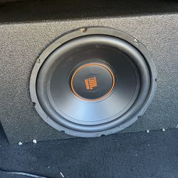 12in JBL SUBWOOFER AND PLANET AUDIO 1500 W AMP