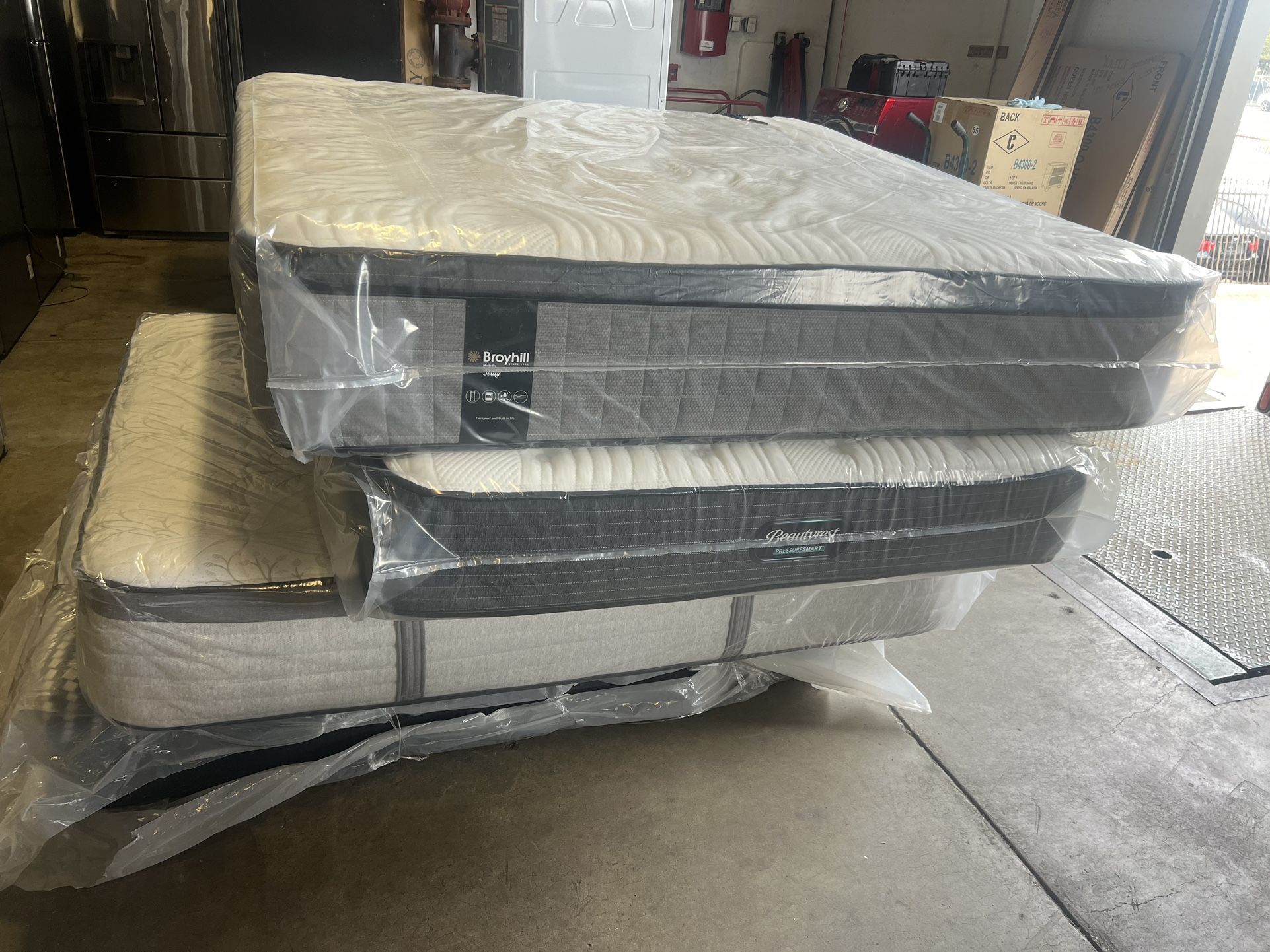 KING MATTRESS SEALY PILLOWTOP Furniture