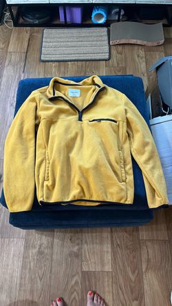 Men’s yellow pullover sweater