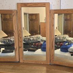 Dresser with tri fold mirror