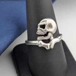 Vintage 925 Sterling Silver SKULL Ring 
Size 7 
