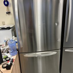 LG 33 in. W 26 cu. ft. Bottom Freezer Refrigerator w/ Multi-Air Flow and Smart Cooling in PrintProof