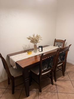 Mesa de comedor con 4 sillas